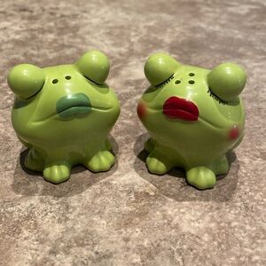 Kissing frogs Salt and Pepper Shakers